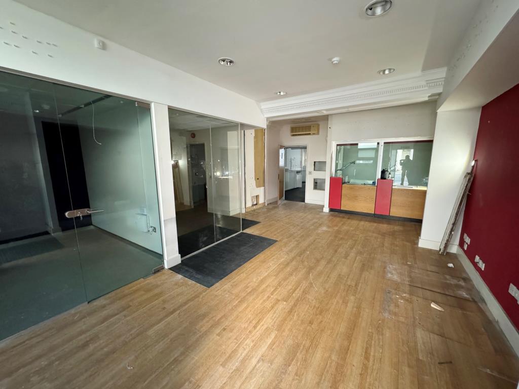 Lot: 134 - FREEHOLD FORMER BANK PREMISES OF OVER 3,300 SQUARE FEET OVER FOUR FLOORS - The ground floor former banking hall